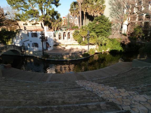 Teatro ao ar livre na River Walk, arquibancada de um lado e o palco do outro lado do rio (em San Antonio, no sul do Texas, nos Estados Unidos)